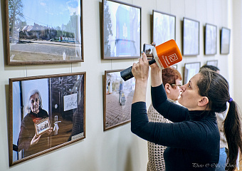 Экскурсия по фотовыставке «Донбасс. Дорога домой» с участием авторов - известных таганрогских фотографов Сергея Копылова и Радомира Корякина.